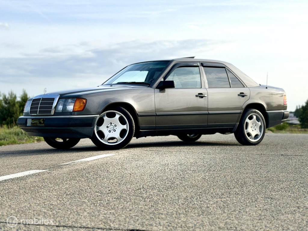 Mercedes-Benz 300 300E W124 53964907-2.jpg | Autowereld Royaal
